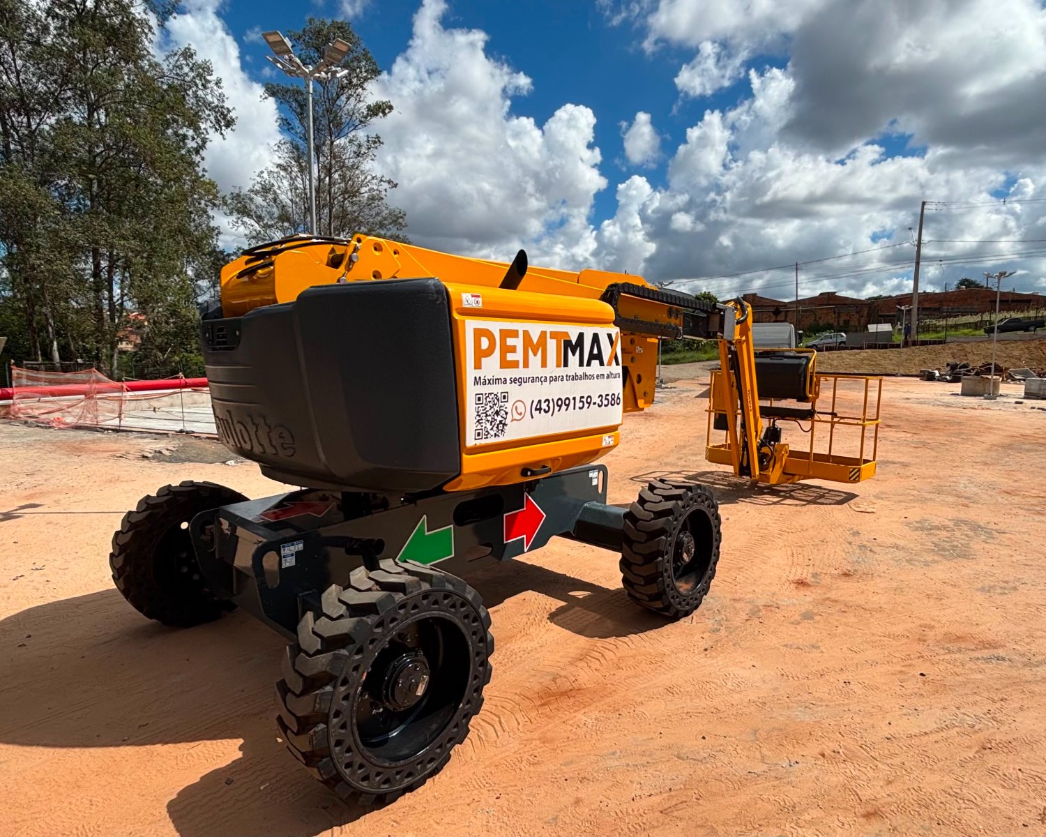 Plataforma elevatória articulada da PEMTMAX em canteiro de obra