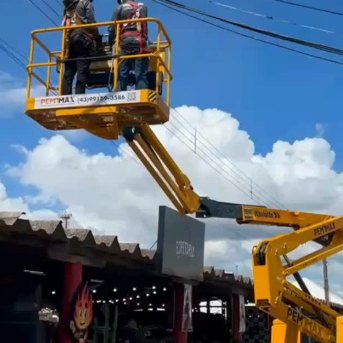 Equipe trabalhando em altura sobre plataforma articulada da PEMTMAX