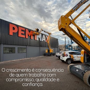 Fachada da sede da PEMTMAX com plataformas no pátio