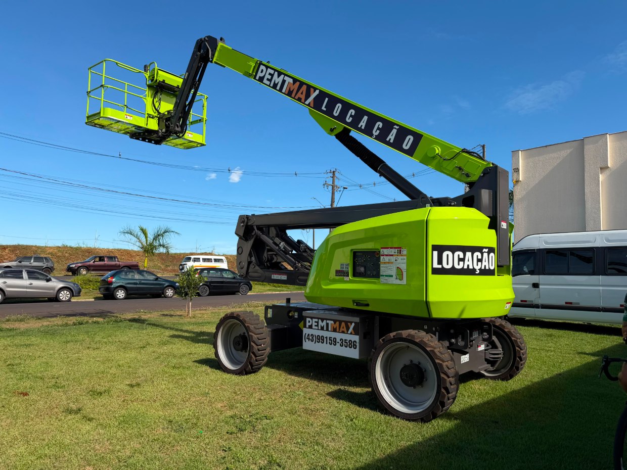 Plataforma articulada da PEMTMAX com a lança estendida