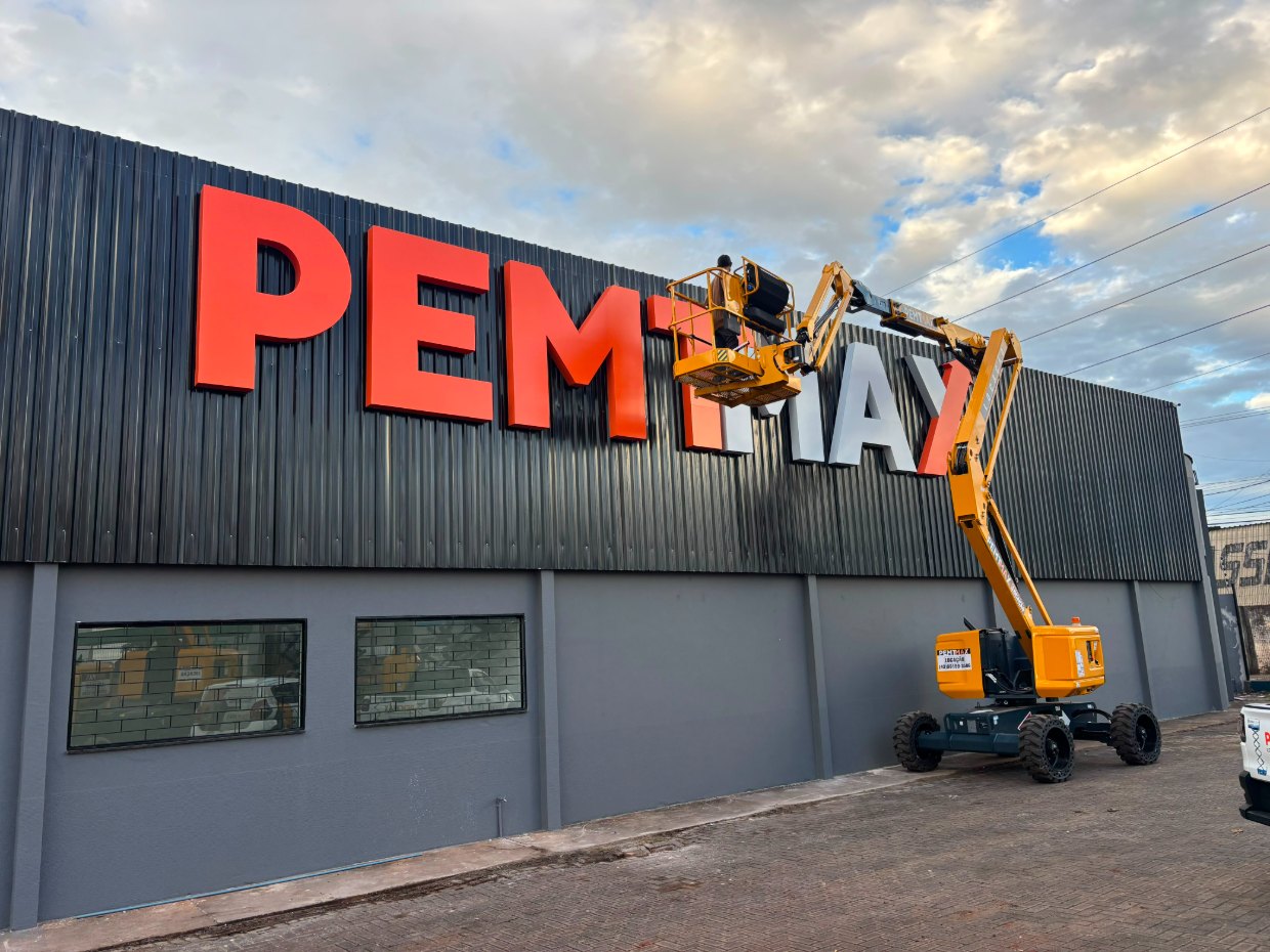 Plataforma articulada da PEMTMAX na montagem de letreiro em fachada
