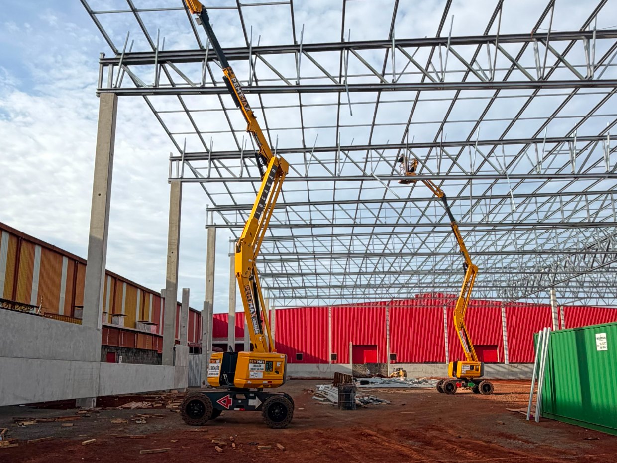 Plataforma articulada da PEMTMAX em obra de estrutura metálica