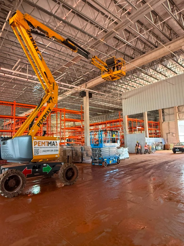 Plataforma articulada da PEMTMAX operando dentro de obra industrial
